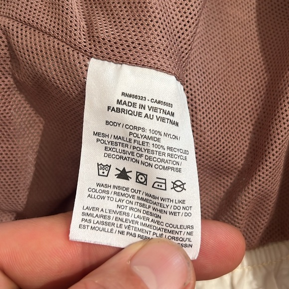 Nike Women’s Icon Clash Shorts in Tan, size Small - Picture 7 of 13